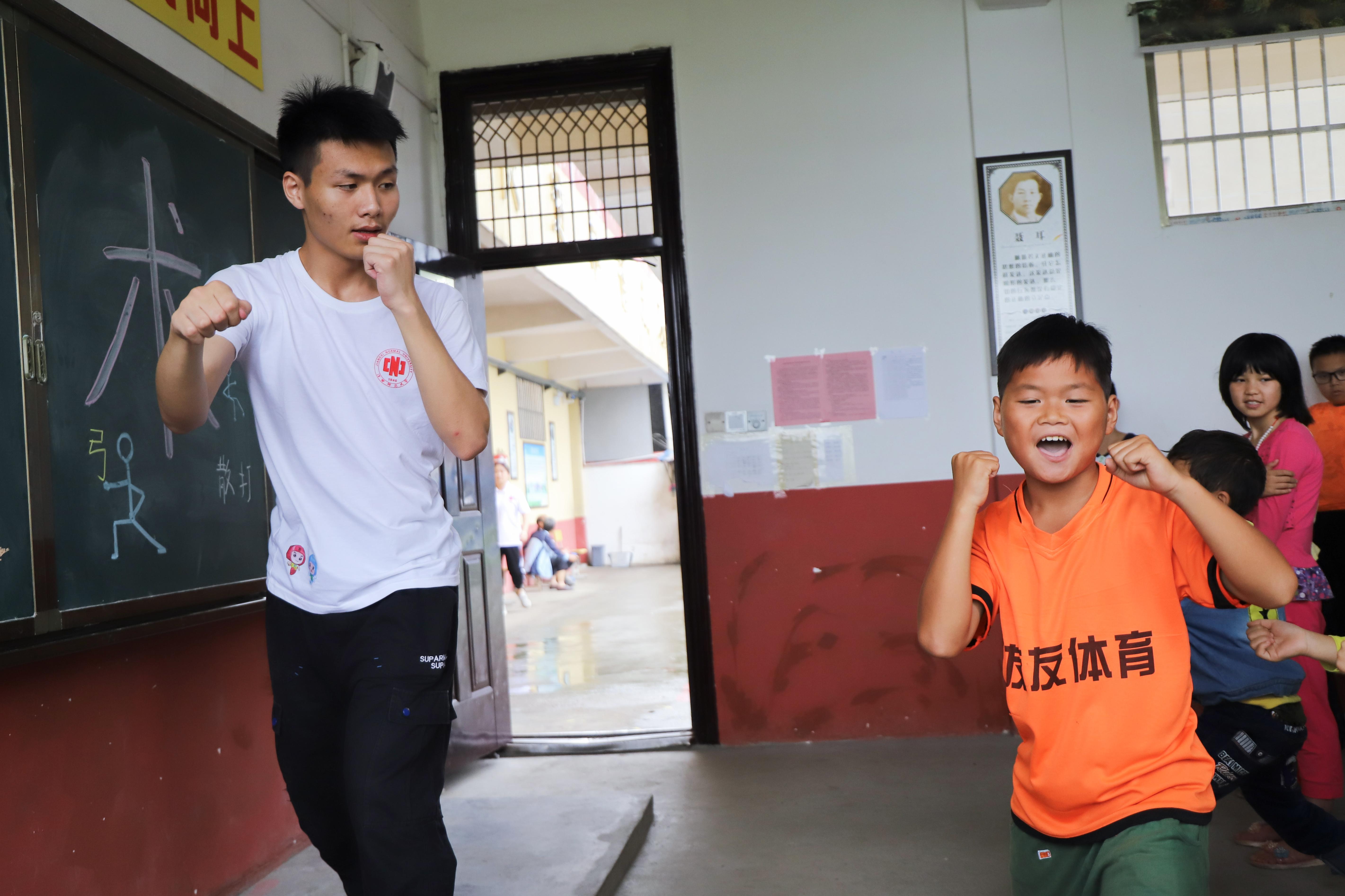武术散打老师正在带学生进行左右直拳练习