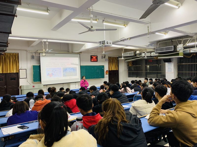 同学们认真聆听