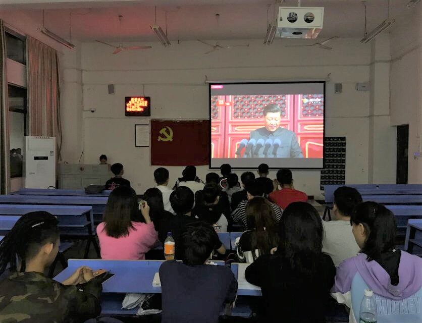各位学生党员在检讨自己工作上的失误