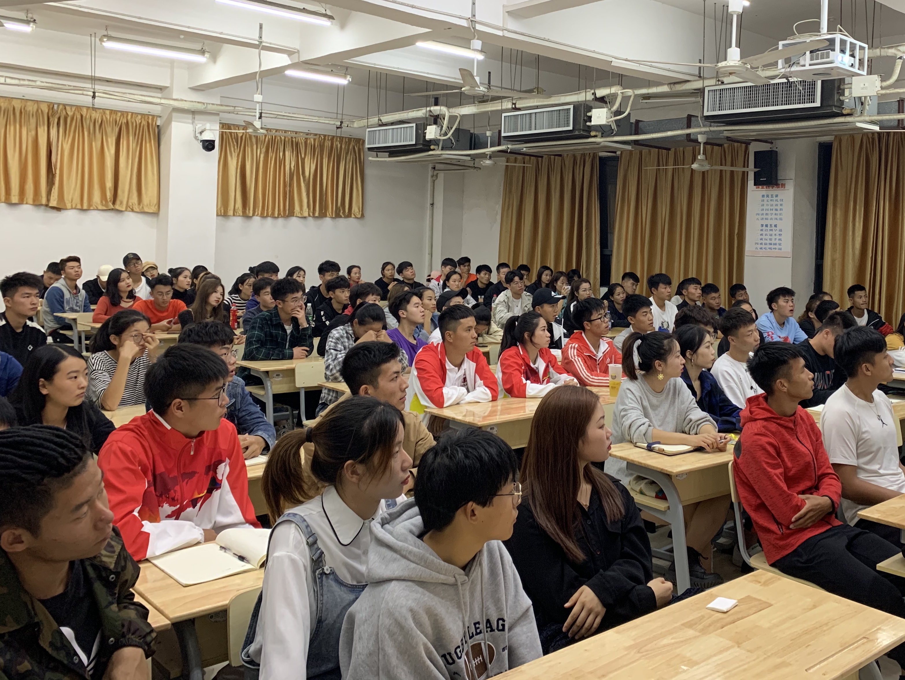 主席团全体成员以及各部门部长和全体19级新学干